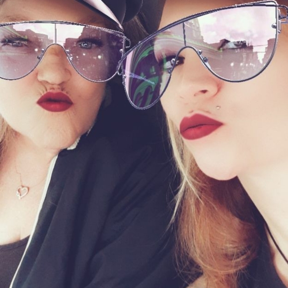 Posh Ambassador Christy - Picture 7 of 11